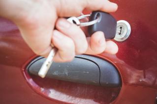 auto locksmith tests smart key replacement